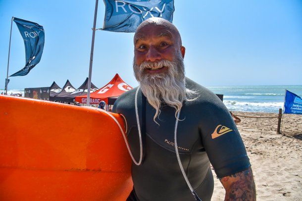 Sr Flavio, fundador de los Fabulosos Cadillacs, surfeó un rato a la mañana y luego fue espectador. Compitieron dos de sus hijos.