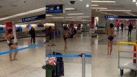 Estupor en el aeropuerto de Miami: una mujer se desnudó y se subió al techo de un patrullero Estupor en el aeropuerto de Miami: una mujer se desnudó y se subió al techo de un patrullero