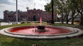 Tiñeron de rojo el agua de dos fuentes de la Plaza de Mayo en el aniversario de la muerte de Nisman Tiñeron de rojo el agua de dos fuentes de la Plaza de Mayo en el aniversario de la muerte de Nisman