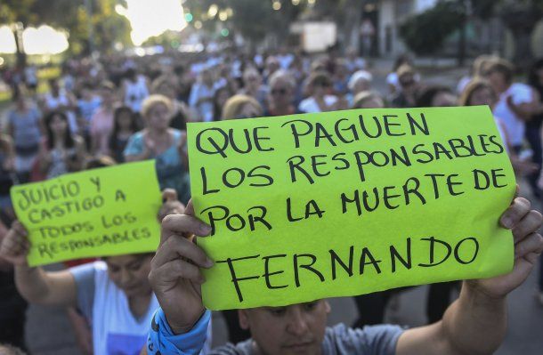 Pancartas escritas a mano en Zárate