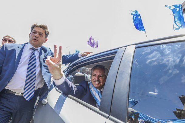 Alberto Fernández en su auto, un Toyota Corolla 2019