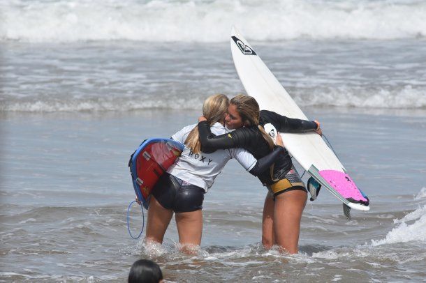 Una rival felicita a Cocó Cianciarulo luego de ganar una de las dos categorías que se llevó la hija de Sr Flavio. Mucho espíritu deportivo pese a la competencia