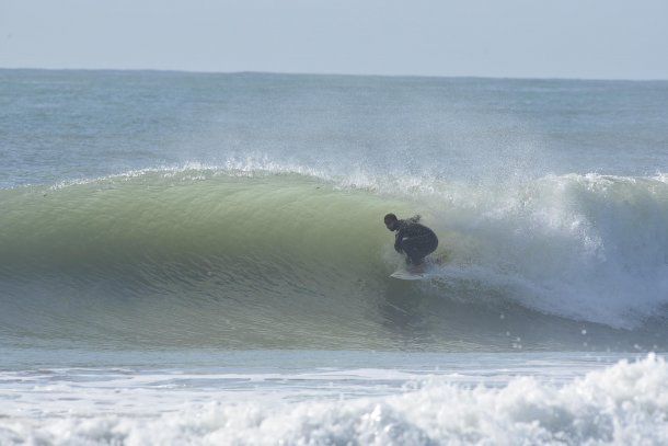 Se viene un tubito en Honu Beach. Hubo hermosas olas el segundo día de competencia. Una fiesta juvenil en la Capital del Surf