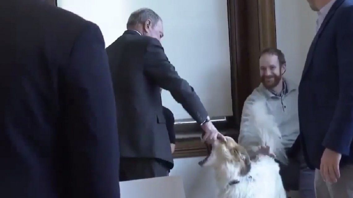 El gesto polémico de un candidato de Estados Unidos con un perro que se convirtió en spot de campaña
