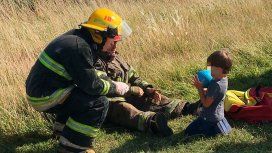 La conmovedora imagen de un bombero con un nene tras un violento accidente La conmovedora imagen de un bombero con un nene tras un violento accidente