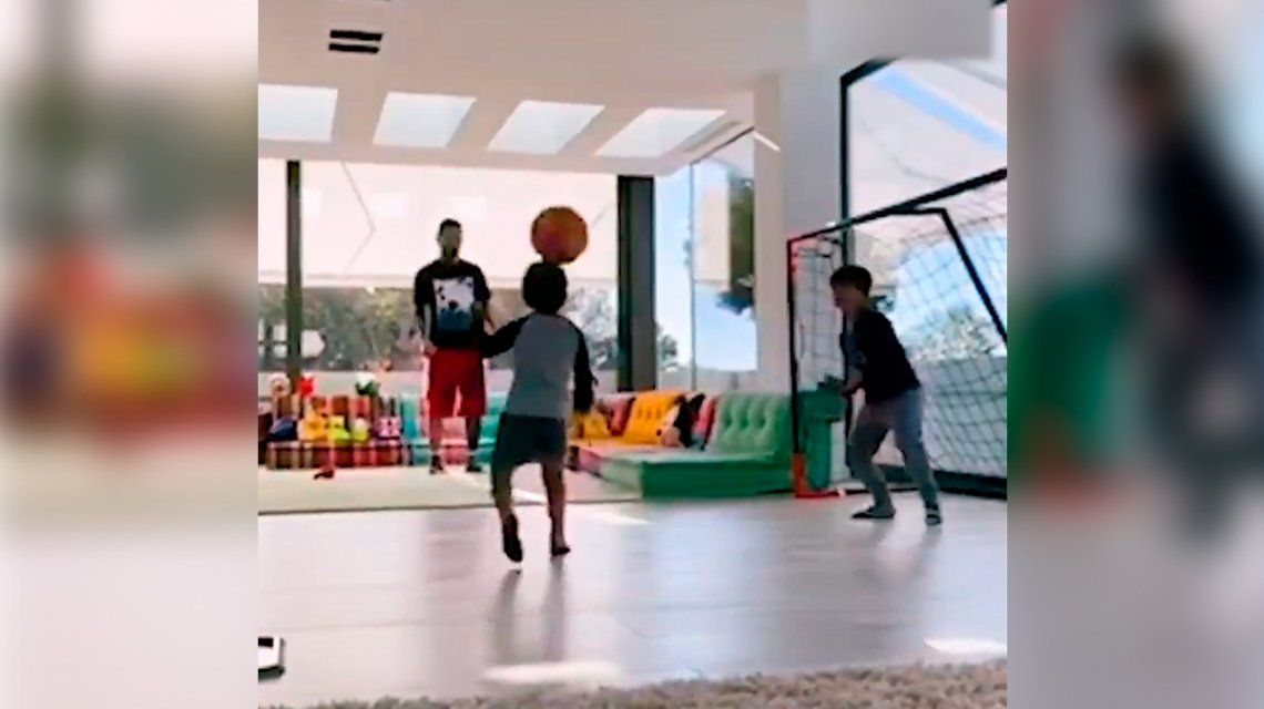 El nuevo video de Messi jugando al fútbol con sus tres hijos