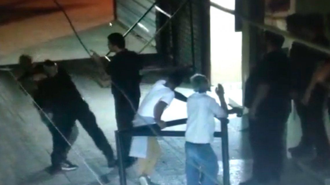 VIDEO: Brutal ataque de un patovica a un hombre en un boliche de Balcarce