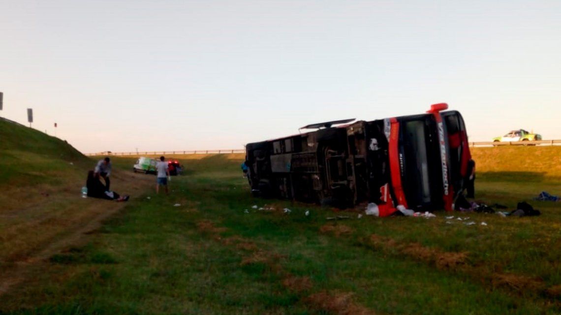 Volcó un micro en la Ruta 2: dos muertos y 30 heridos