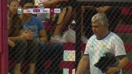 Echaron a un hincha en pleno partido de fútbol femenino: es el padre de una jugadora de Racing Echaron a un hincha en pleno partido de fútbol femenino: es el padre de una jugadora de Racing