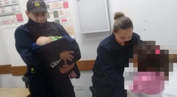 Agentes de policía cuidan a los chicos rescatados del auto. Foto: El Patagónico.