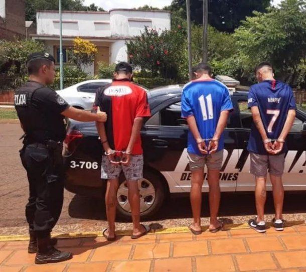 El momento en que la policía de Apóstoles detiene a los agresores. (Foto Gentileza Stop en Línea)