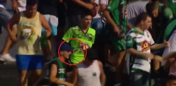 Los episodios de violencia en el fútbol se repiten constantemente: en imagen, un violento con un cuchillo en la tribuna de Nueva Chicago