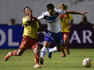 velez sufrio en la altura de quito ante aucas, pero al final logro avanzar en la sudamericana velez sufrio en la altura de quito ante aucas, pero al final logro avanzar en la sudamericana