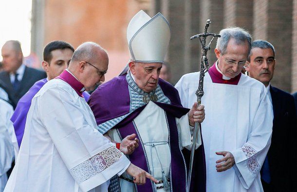 Desde el Vaticando informaron que el papa Francisco continúa con un 