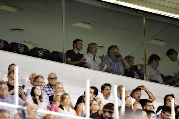 Hincha del "Bicho" y fan&aacute;toco del f&uacute;tbol, Alberto Fern&aacute;ndez fue a&nbsp; ver V&eacute;lez contra Argentinos Juniors