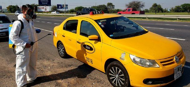 Fumigan taxis en Córdoba por dengue y coronavirus - Crédito: @leoguevara80