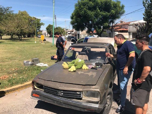 Los detenidos en La Plata trasladaban las drogas escondidas en un muñeco de peluche en un vetusto vehículo