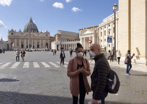 Turistas pasean por Italia con máscaras por la epidemia de coronavirus