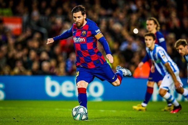 Lionel Messi se apresta a marcar el 1 a 0 para el Barcelona ante la Real Sociedad