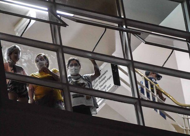 Personas con barbijos en el hospital Argerich donde se produjo la primera muerte por coronavirus de Argentina y Latinoamérica