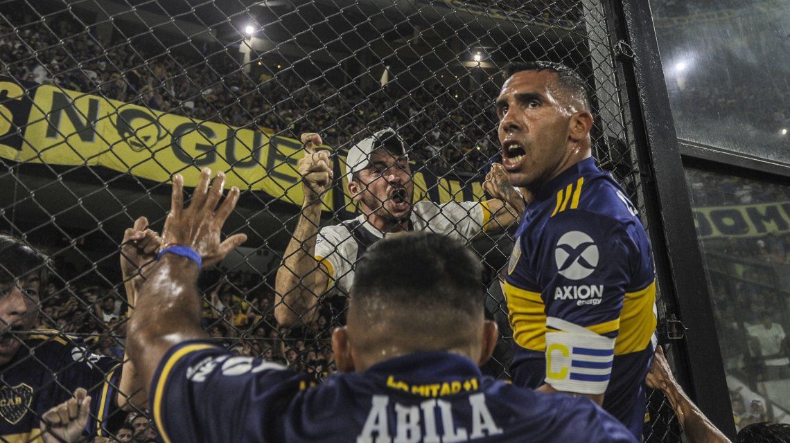 Boca campeón: Carlos Tevez celebra colgado del alambrado de La Bombonera