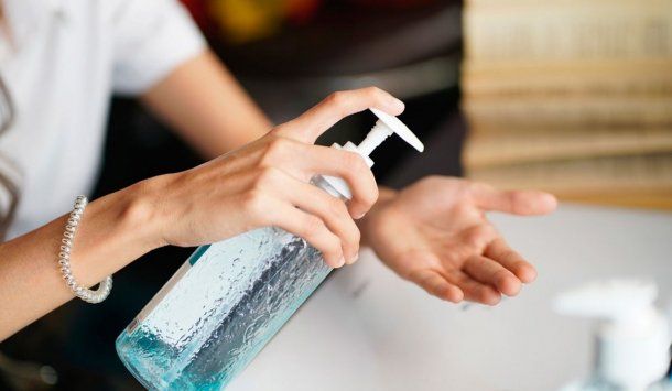 En Argentina se triplicó el precio del alcohol en gel por el coronavirus