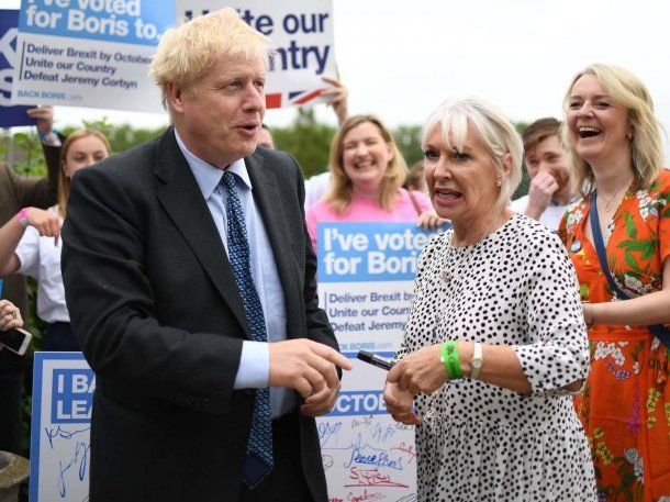 Boris Johnson y Nadine Dorries, su ministra de Salud