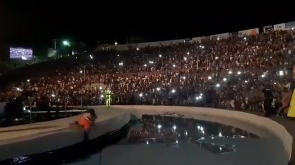 VIDEO: El blooper de una fan que quiso tocar a Fito Páez en pleno concierto