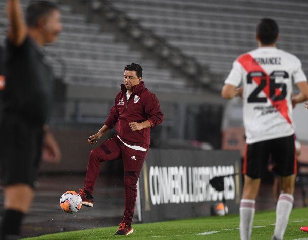 Marcelo Gallardo salió a dirigir a River con ropa deportiva ante la intensa lluvia en el duelo ante Binacional por la Copa Libertadores