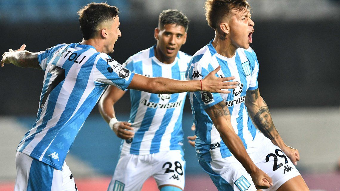 Fértoli y Zaracho celebran con Reniero el gol con el que Racing le ganó a Alianza Lima por la Copa Libertadores