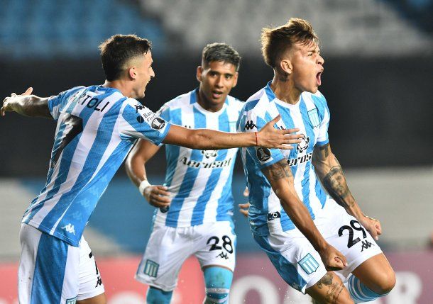 Fértoli y Zaracho celebran con Reniero el gol con el que Racing le ganó a Alianza Lima por la Copa Libertadores