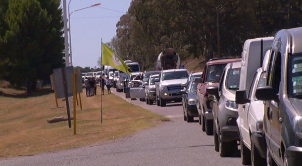 Largas colas para acceder a la playa de Monte Hermoso pese a las recomendaciones de guardar cuarentena por la pandemia de coronavirus