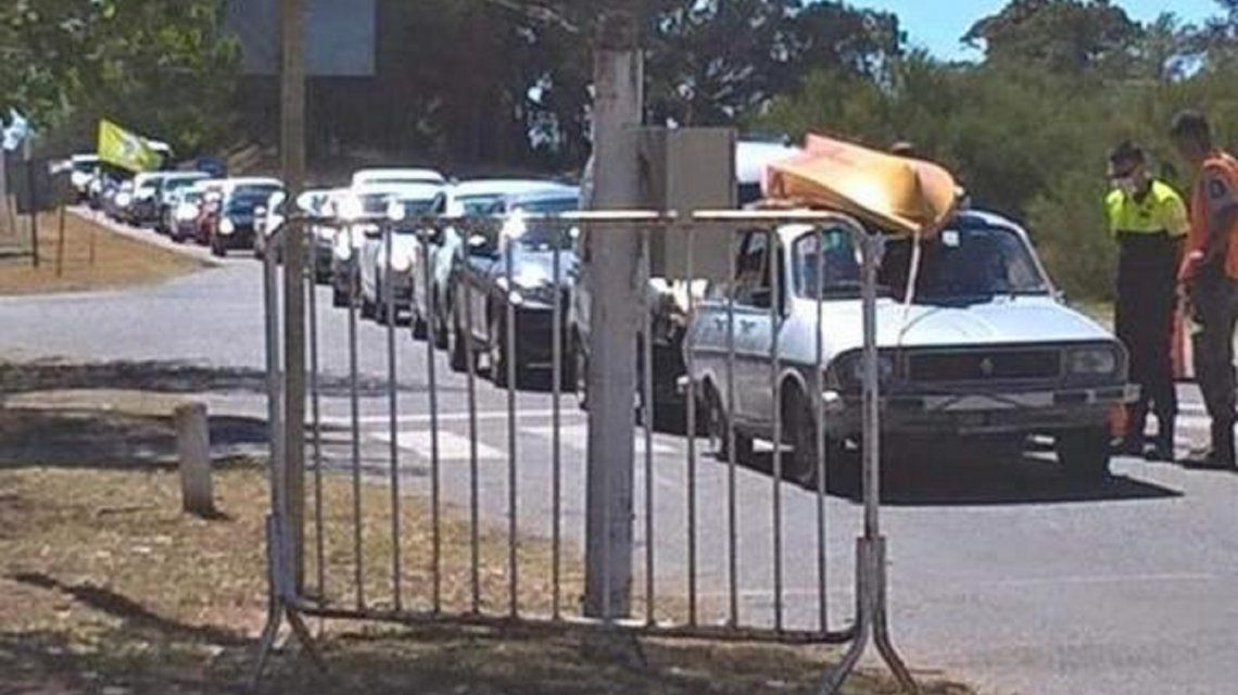 Varias cuadras de cola para entrar a la playa en Monte Hermoso