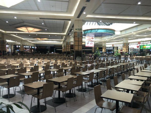 El patio de comidas del Unicenter Shopping, el más grande del Conunbano, totalmente vacío: los empleados pidieron el cierre de los centros comerciales ante el avance de la pandemia de Coronavirus Covid-19