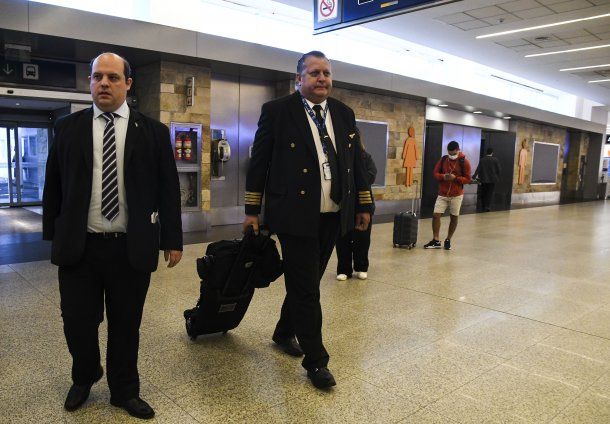 Pablo Ceriani, presidente de Aerolíneas Argentinas, junto a Pablo Biró, sindicalista y piloto del primer vuelo para repatriar a los argentinos ante la pandemia de coronavirus