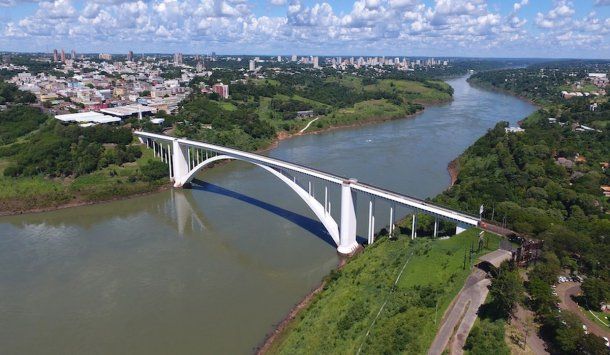 El Puente de la Amistad une la ciudad paraguaya de Ciudad del Este, famosa por su comercio formal e informal, con la brasileña que baña las Cataratas del Iguazú: desde Asunción ordenaron su cierre ante el avance de la pandemia de coronavirus