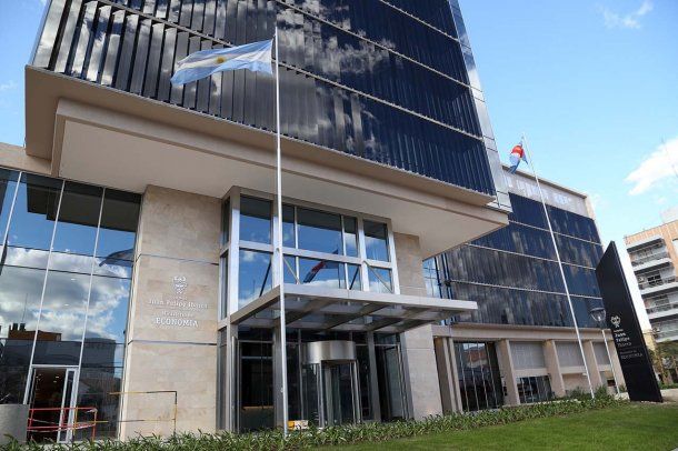 Edificio Juan Felipe Ibarra del Ministerio de Economía y Educación de Santiago del Estero: ahí estaba estacionado el hombre que fingió estar contagiado con coronavirus