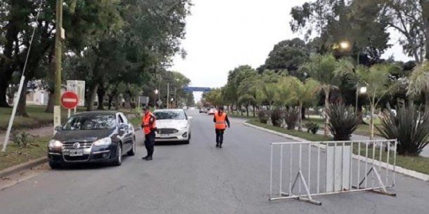 Además de la barricadas, en Dolores dispusieron colocar vallas y contoles policiales para ralentizar el tránsito: la intención es que los que ingresen desistan y cumplan la cuarentena por coronavirus