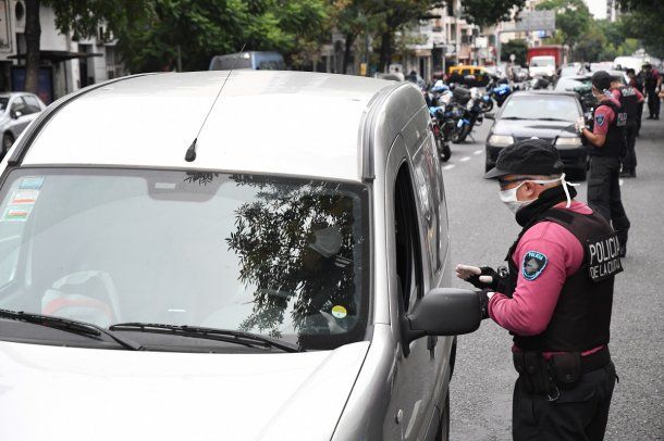 Cuarentena: Policía de la Ciudad lleva a cabo controles policiales solicitando permisos especiales para circular