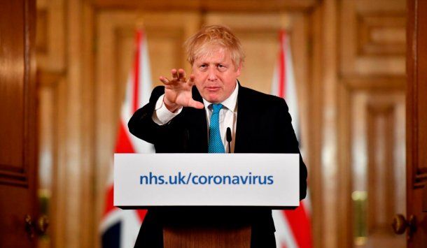 Boris Johnson apostó al "efecto rebaño" que consiste en que toda la población se contagiara de coronavirus para inmunizarse: terminó infectado él mismo y estuvo internado en terapia intensiva 