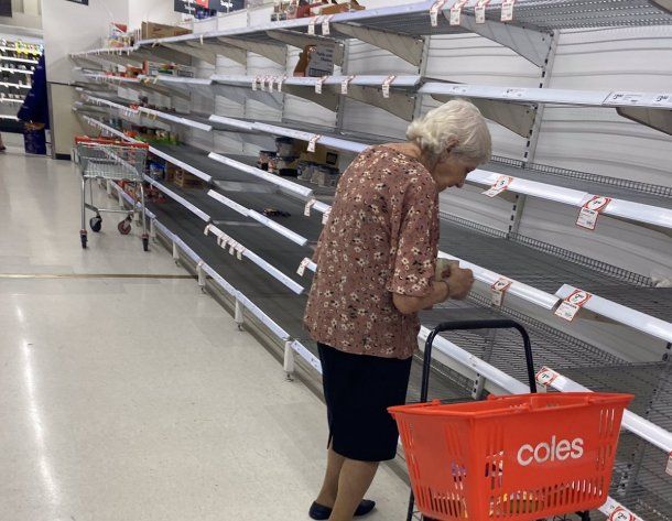 El desabastecimiento como consecuencia de las compras en exceso durante la cuarentena por coronavirus: una anciana llora al ver la góndola vacía de un supermercado al que fue a comprar