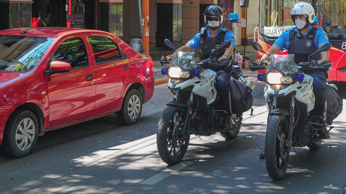 Cuarentena obligatoria: volvían de un asado y escondieron a sus hijos en el baúl del auto