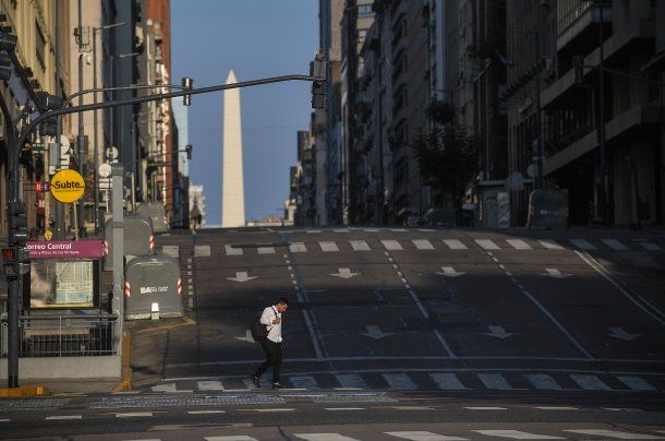La avenida Leandro N. Alem desolada ante el aislamiento social, preventivo y obligatorio: el pronóstico del tiempo de este martes anticipa lluvias