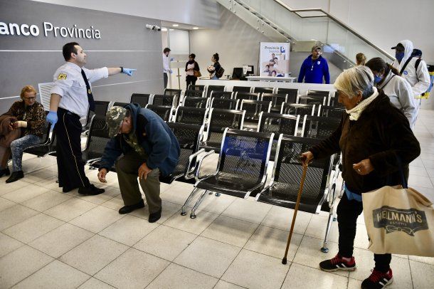 Personal de seguridad del Banco Provincia coordina la atenci&oacute;n de los jubilados &nbsp;