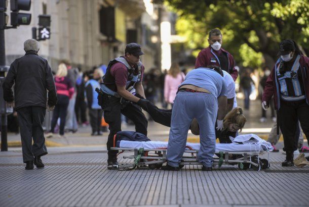 Ciudad de Buenos Aires: una mujer se desmay&oacute; en el primer d&iacute;a de atenci&oacute;n desde que se decret&oacute; la cuarentena &nbsp;