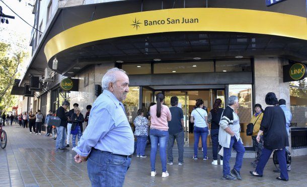 San Juan: largas colas de jubilados, pensionados y beneficiarios de planes sociales