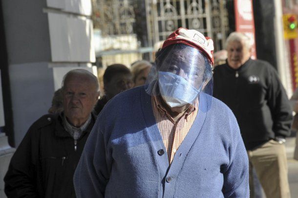 Un hombre se cubre con una m&aacute;scara casera en La Plata