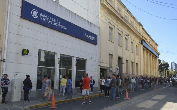 Extensa hilera en Paran&aacute;, Entre R&iacute;os, en el primer d&iacute;a de atenci&oacute;n desde que se decret&oacute; la cuarentena