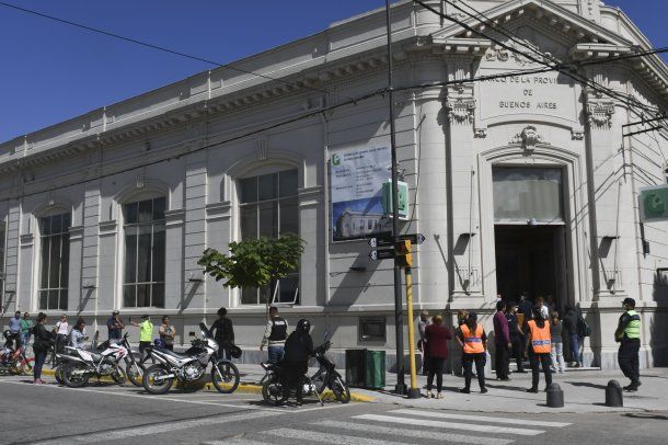 En Chascom&uacute;s, el aislamiento social se cumpl&iacute;a en la sede del Banco Provincia