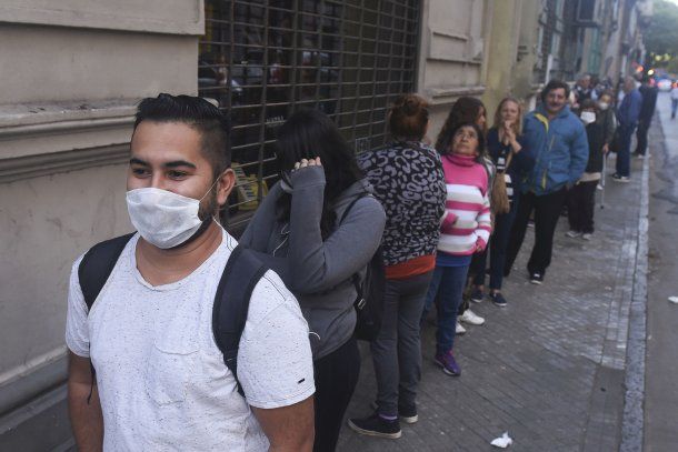 Una extensa fila de beneficiarios de asignaciones y jubilados en Rosario